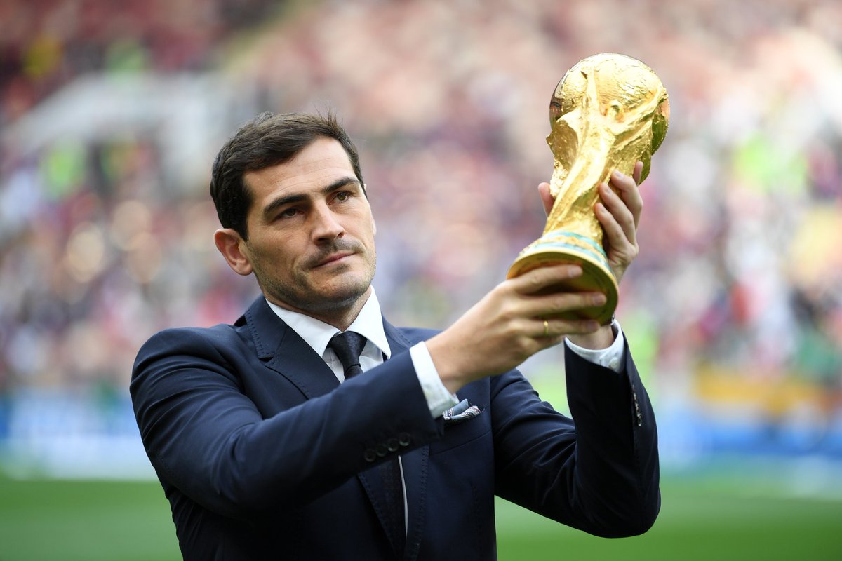 Iker Casillas entregó la Copa del Mundo (IMAGEN)