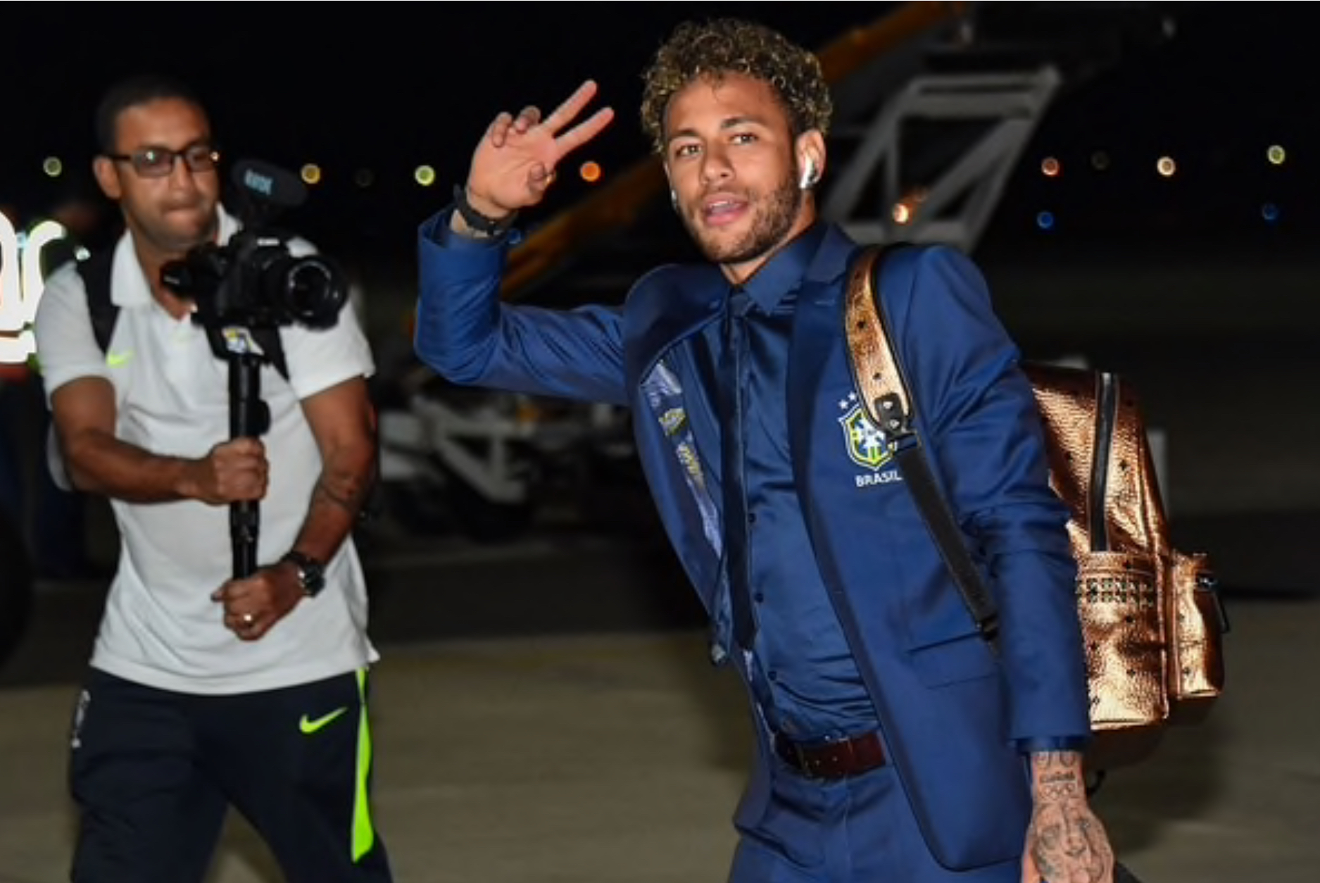 Neymar Jr. llegó a Rusia con mochila de oro (FOTO)