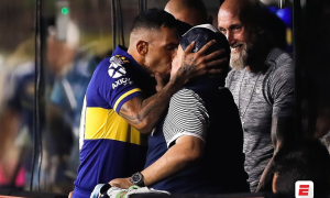 El beso de la suerte entre Carlos Tevez y Diego Armando Maradona