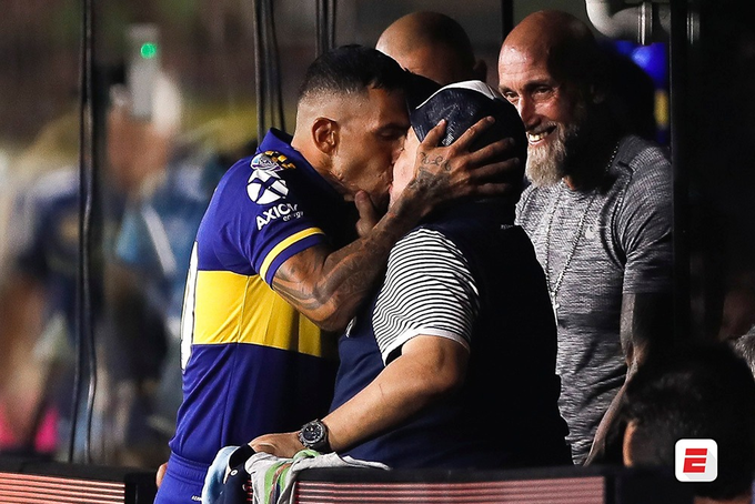 El beso de la suerte entre Carlos Tevez y Diego Armando Maradona