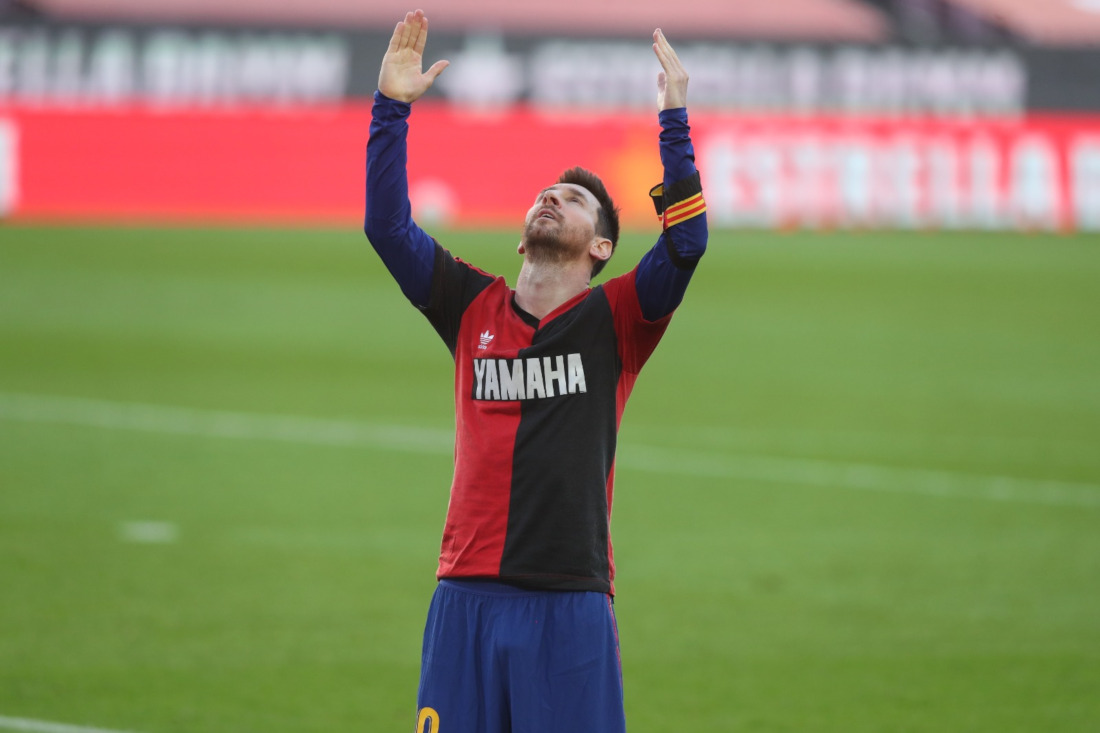 Messi le rinde tributo a Maradona en golea de Barcelona ante Osasuna
