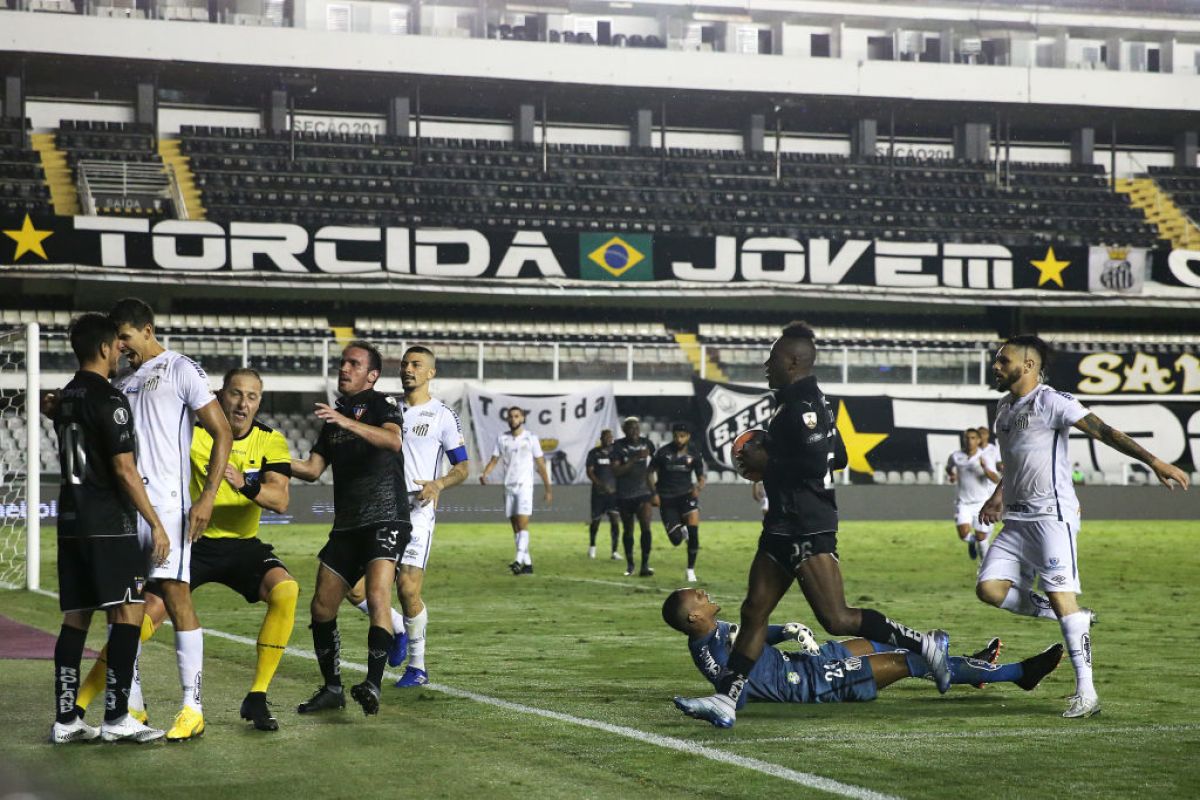 Varios expulsados en los incidentes ocurridos en el Santos y LDU por Libertadores