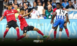 Piero Hincapié presente los los 90 minutos en empate de Bayer Leverkusen